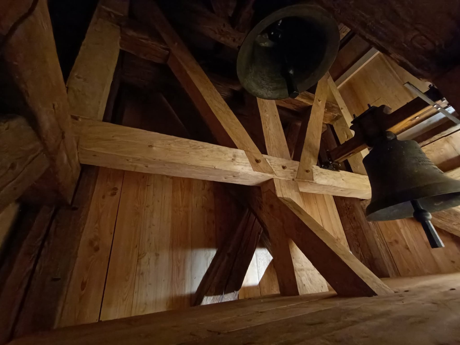 Detail ručně tesaného spoje krokví